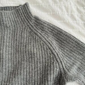 Theory short sleeve mockneck sweater, size small
